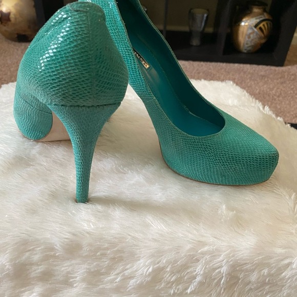 BCBGeneration Almond Toe Pump - Picture 4 of 8